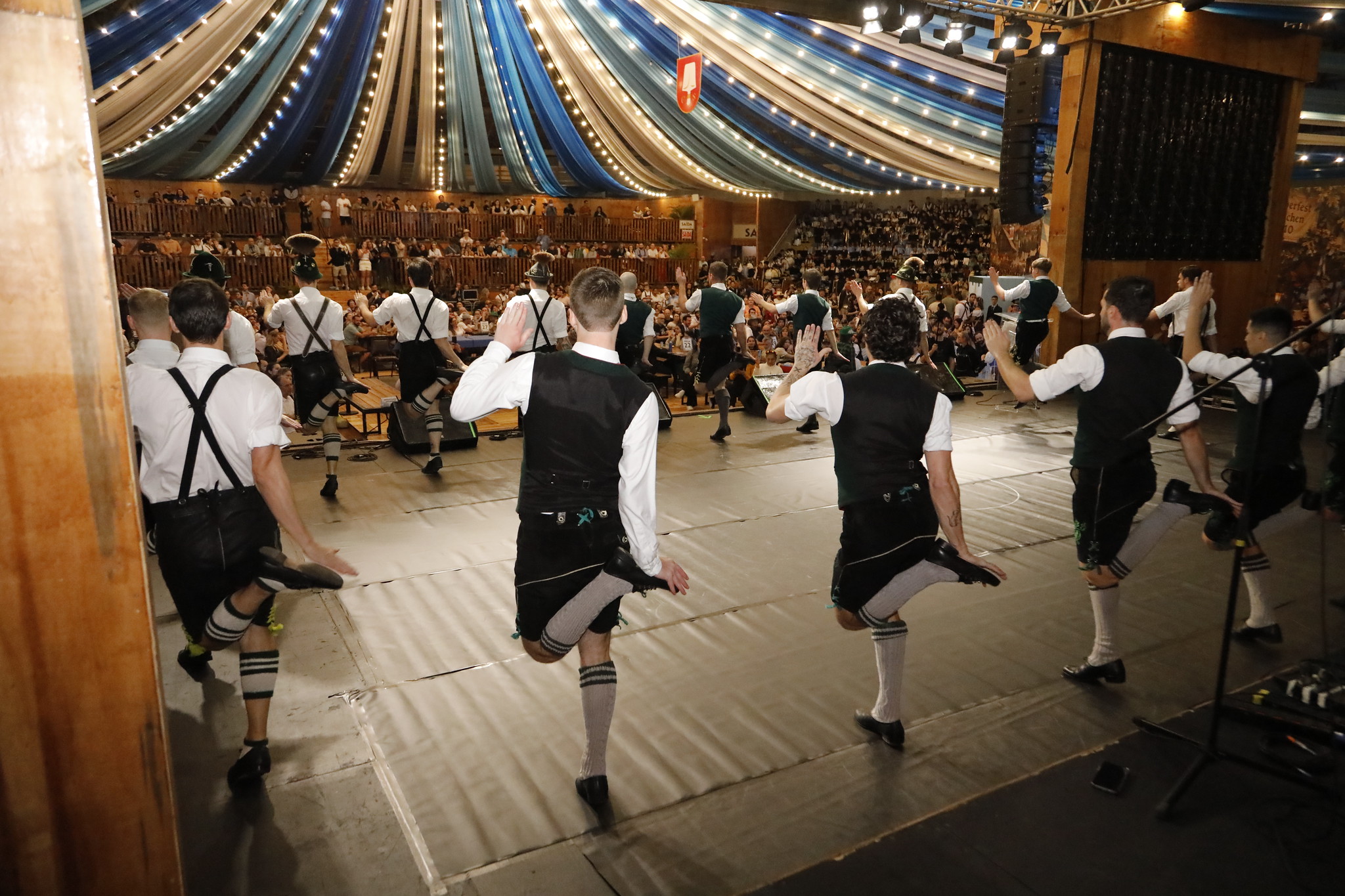 Galegão abre as portas e transforma a 41ª Oktoberfest Blumenau em palco da cultura germânica