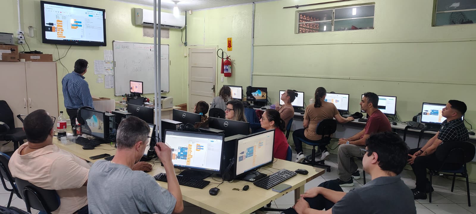 Professores da rede municipal aprendem programação e robótica