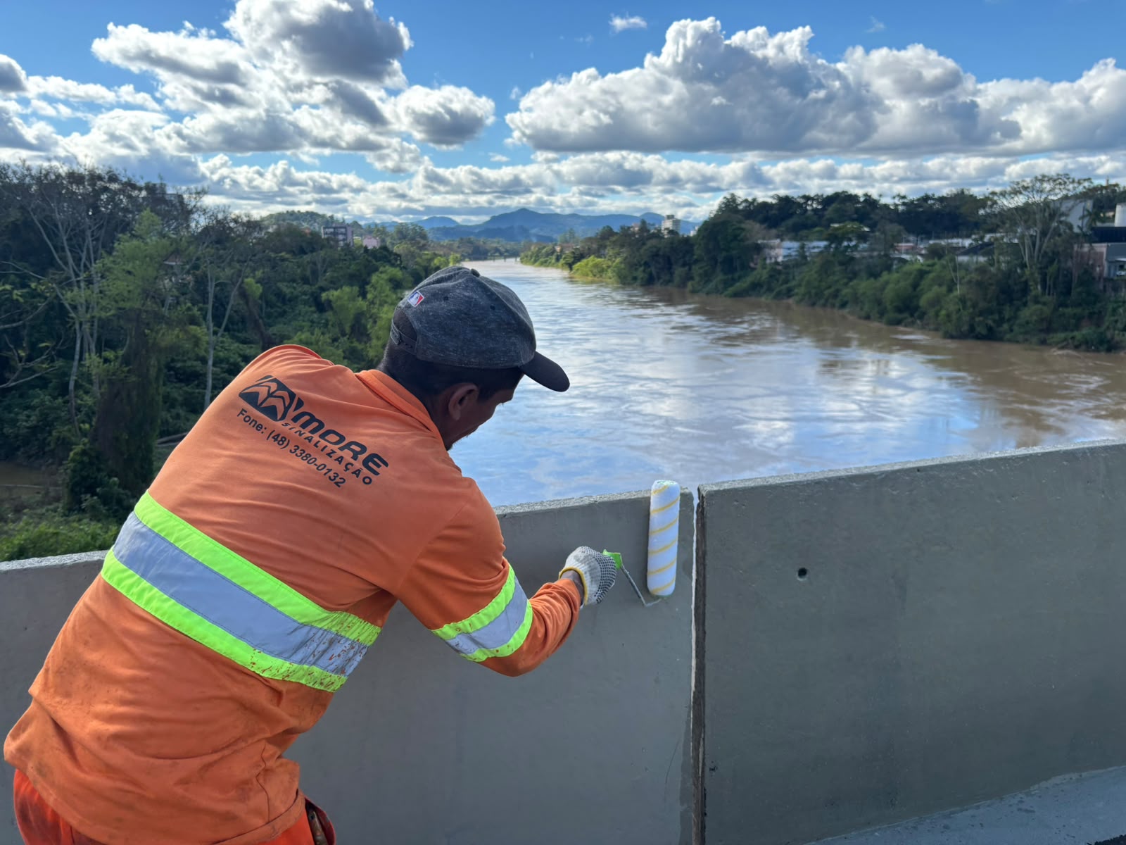 Prefeitura realiza pintura de estruturas públicas atingidas por pichações em Blumenau