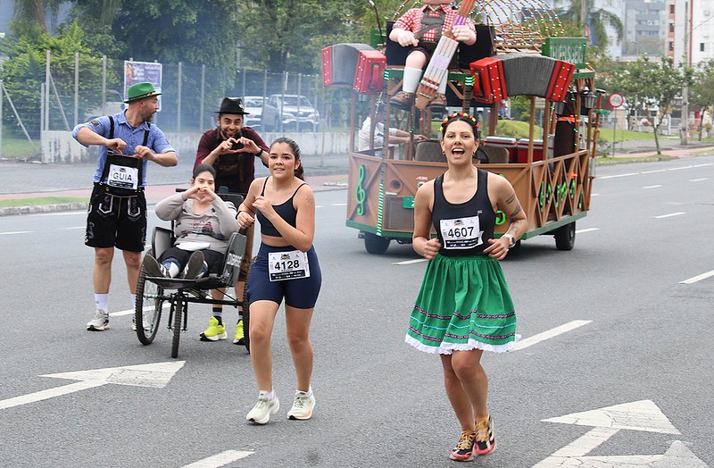 Oktoberfest Run reúne mais de 3,5 mil corredores em Blumenau