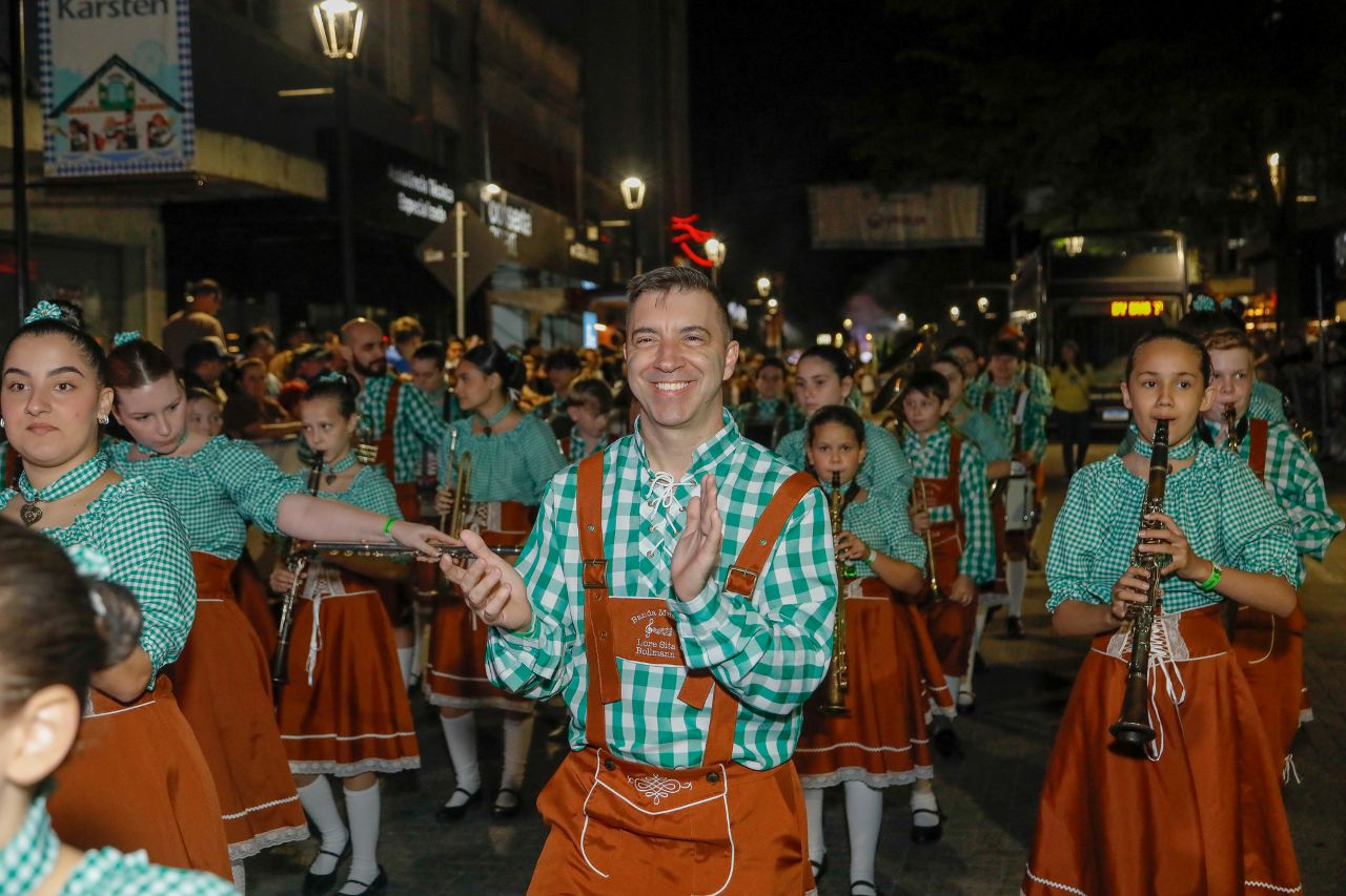 Banda da EBM Lore Sita Bollmann durante o desfile (Foto: Giovanni Silva, PMB, Divulgação)