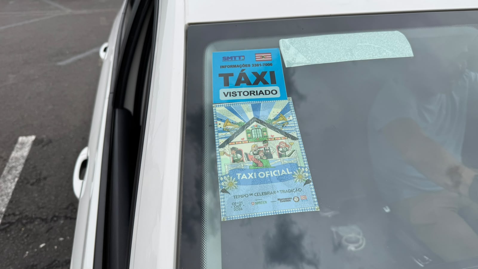 Táxis autorizados para atuar na 41ª Oktoberfest precisam ter identificação no para-brisa