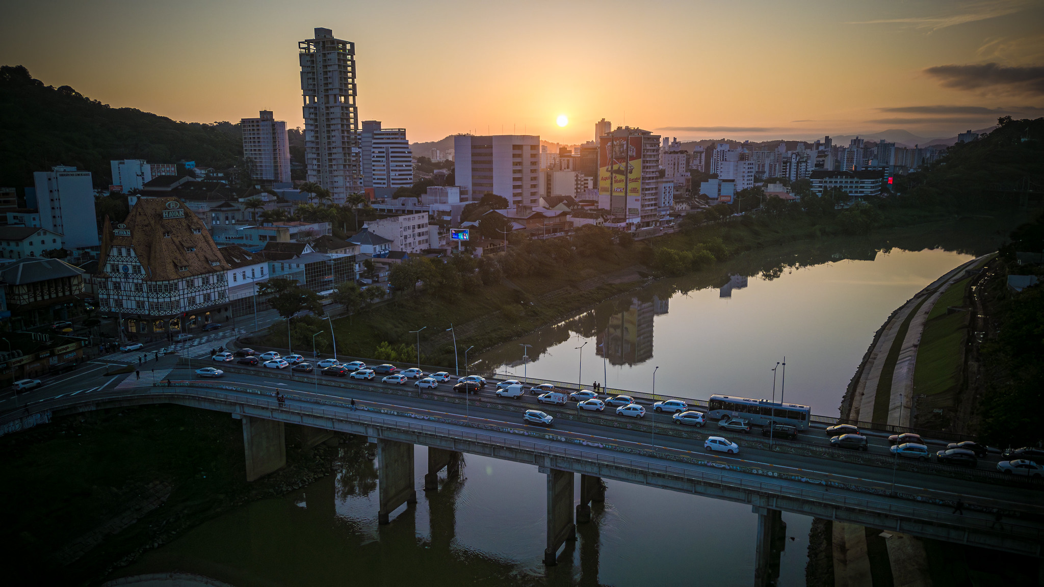 Fitas brancas na Ponte Adolfo Konder marcam o Setembro Branco da Inclusão
