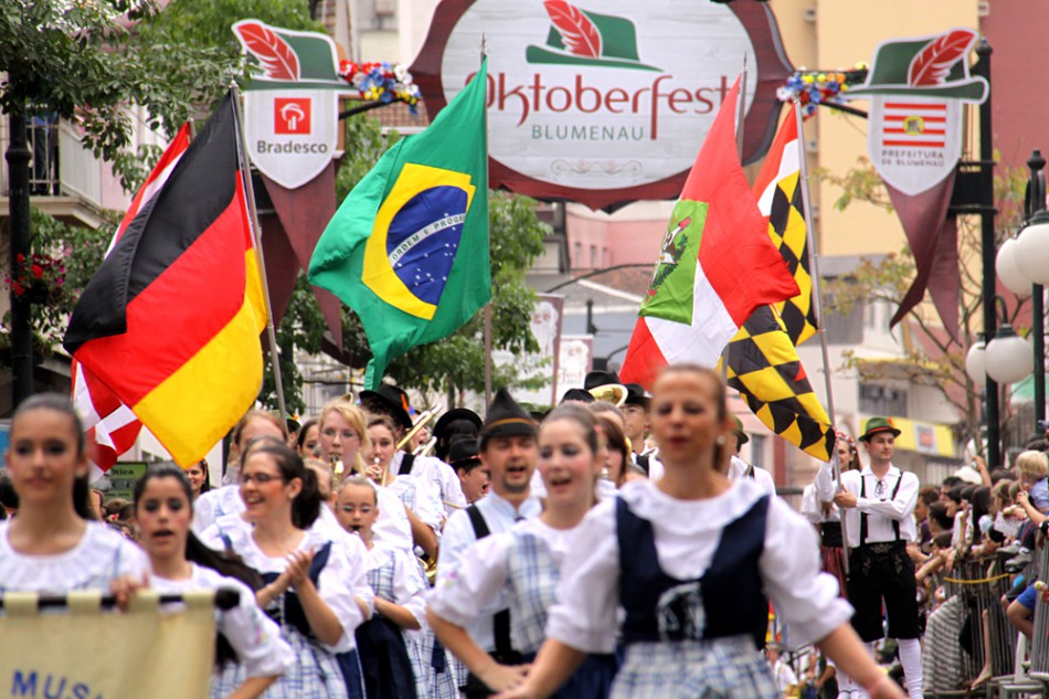 Desfiles oficiais da Oktoberfest Blumenau ganham novos grupos