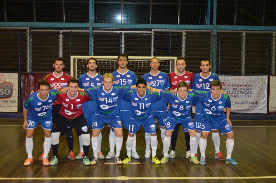Equipe de futsal de Blumenau entra em quadra nesta terça