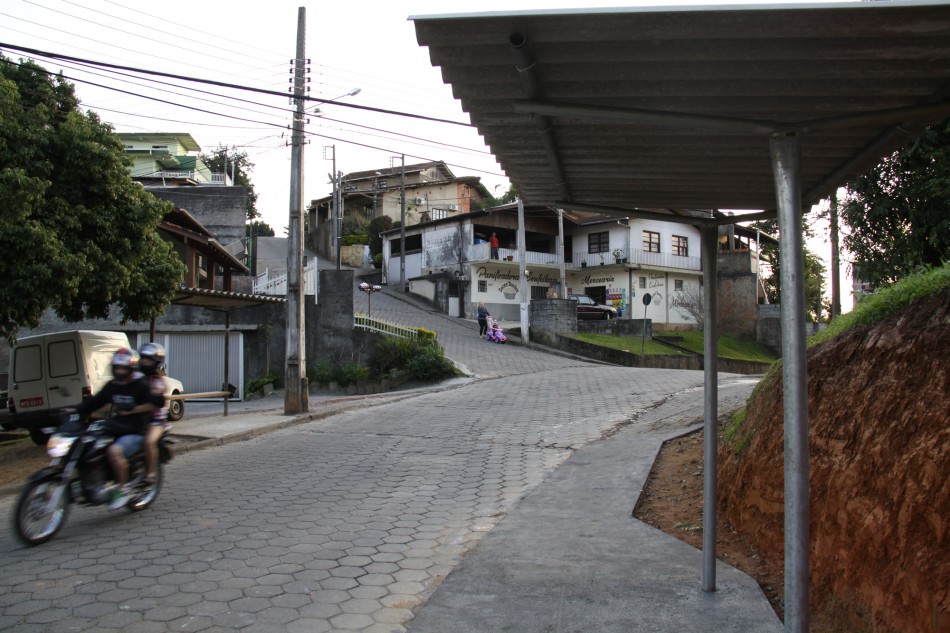 Abrigo de ônibus é instalado na rua Vereador Romário Conceição Badia