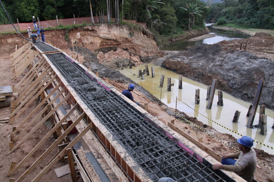 Obra do prolongamento da rua Humberto de Campos avança com ponte
