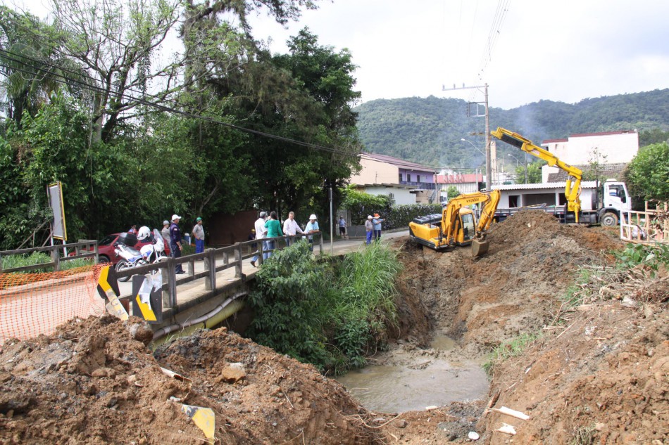 Motoristas devem ficar atentos às obras na rua Bernardo Reiter