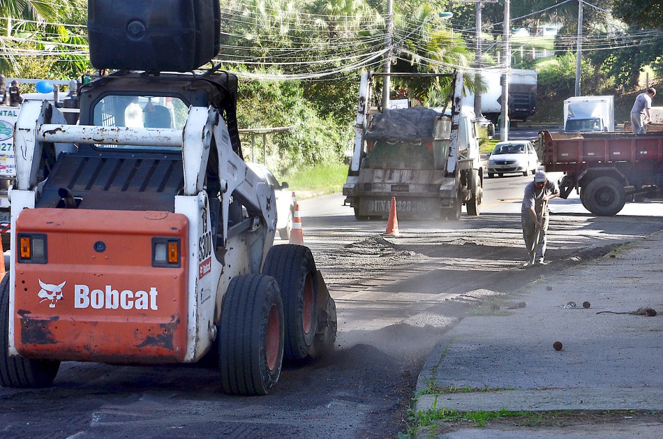 Secretaria de Serviços Urbanos inicia manutenção asfáltica da rua Bahia