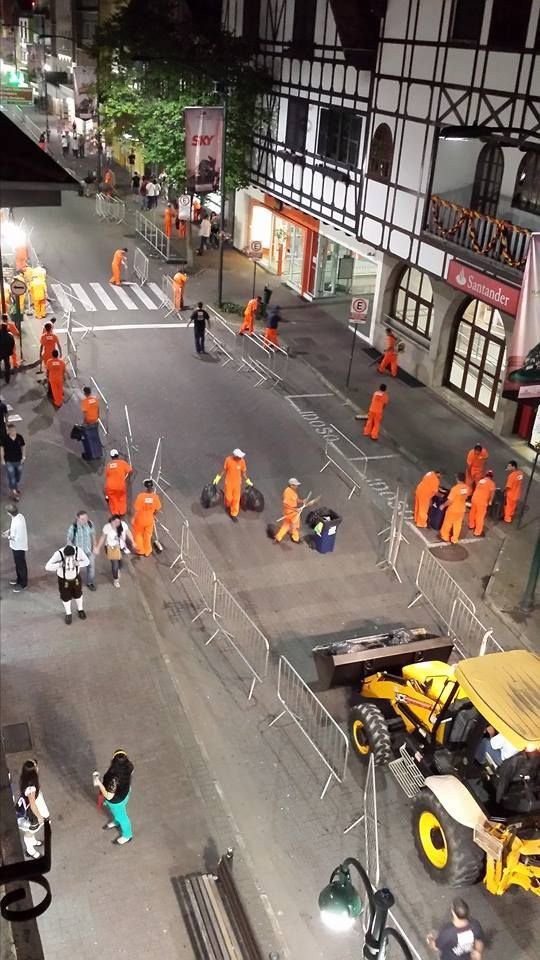 Equipes garantem cidade limpa durante a Oktoberfest