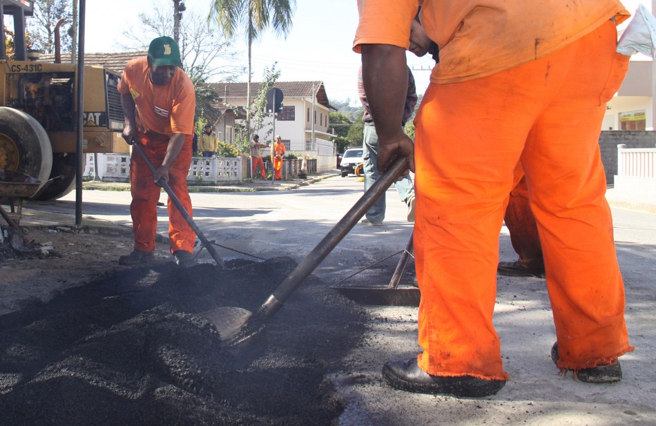 Serviços de recuperação asfáltica avançam na cidade