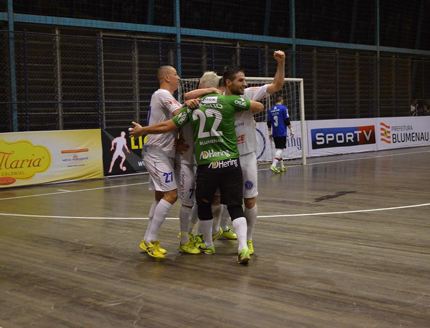 Roncaglio marca no fim e Blumenau empata com o Brasil Kirin 