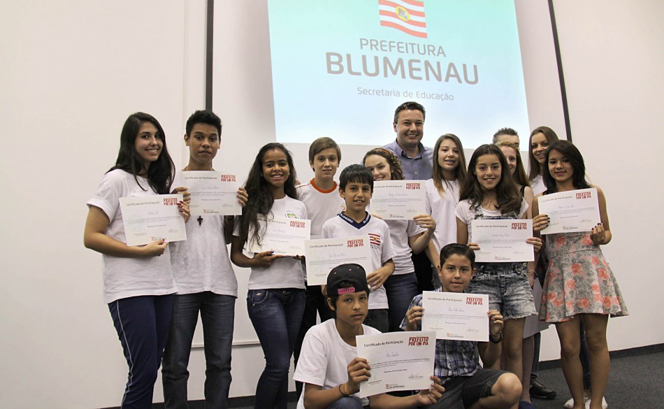 Alunos acompanham rotina da Administração Municipal