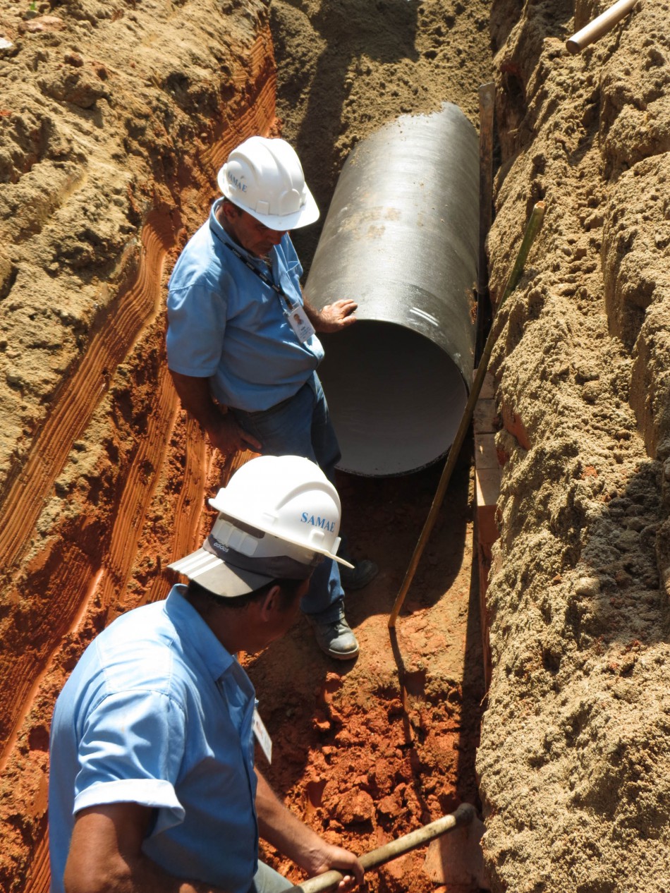 Obras de implantação de adutora do Samae avançam na rua Bahia