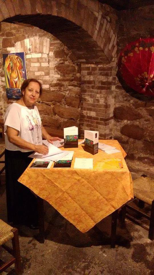 Sarau temático homenageia a mulher, maio e suas flores