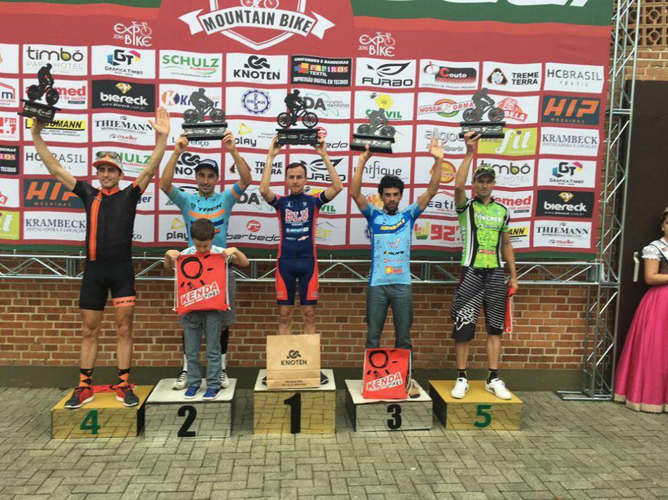 Blumenauenses vencem desafio de mountain bike