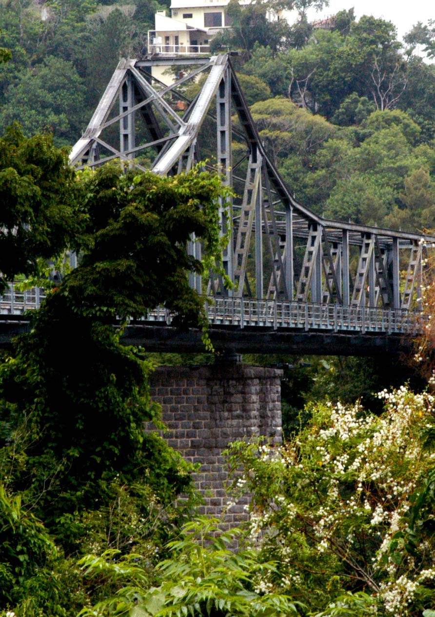 Modernização da iluminação da Ponte de Ferro segue nesta segunda-feira