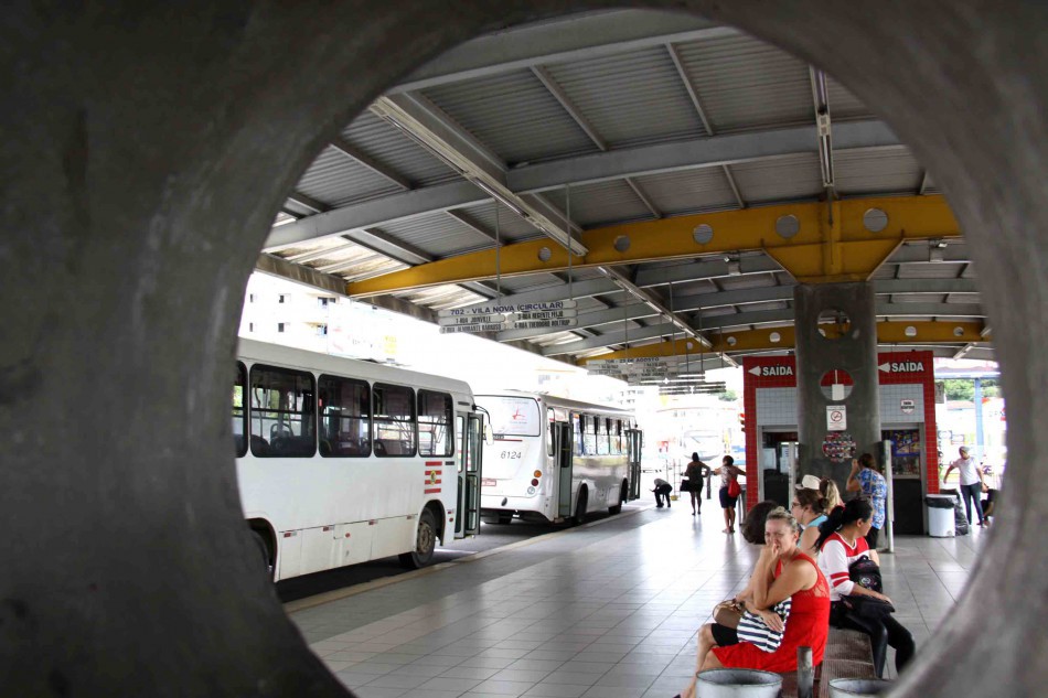 Linhas de ônibus operam em trajeto parcial nesta segunda-feira