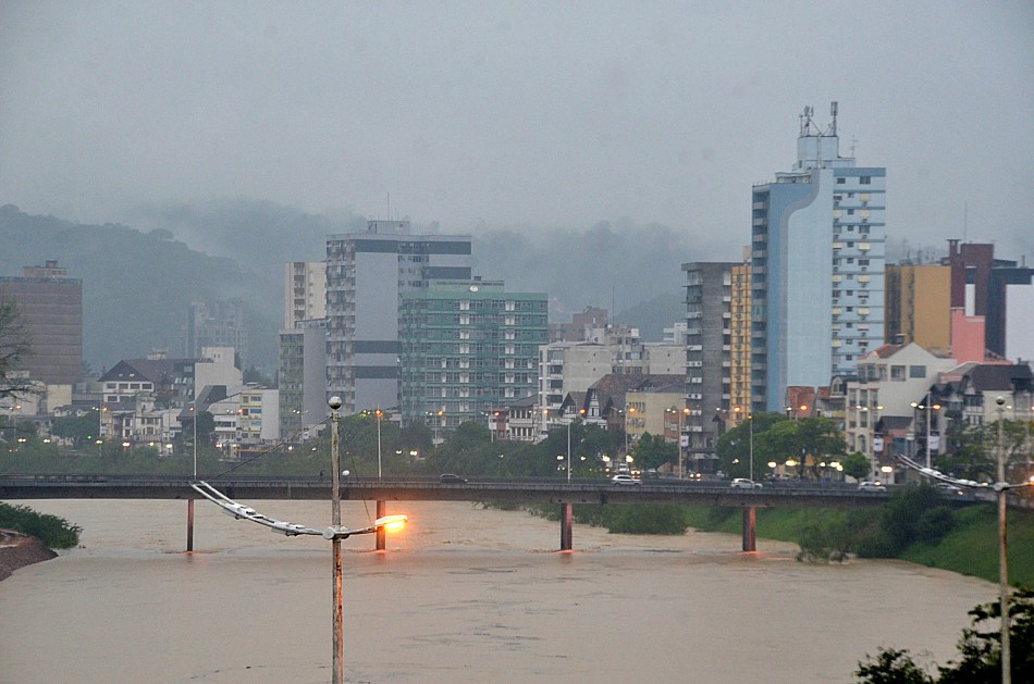 Meteorologia indica chegada de nova frente chuvosa no domingo