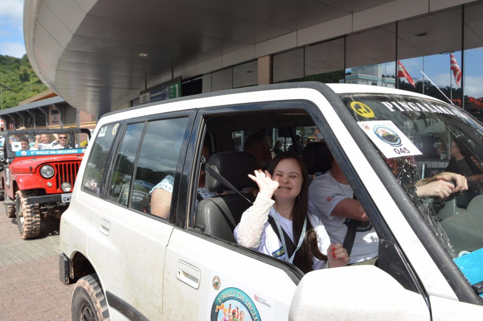 Rally da Inclusão reúne 1.200 pessoas na Vila Germânica