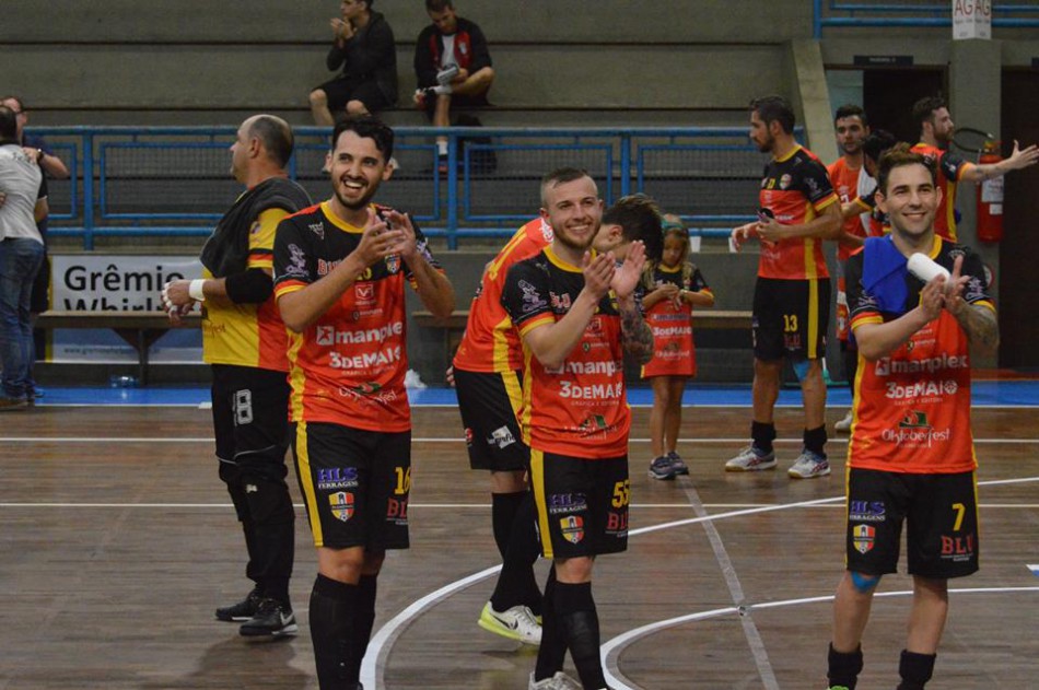 Futsal goleia fora de casa e está a um empate da final da Copa SC