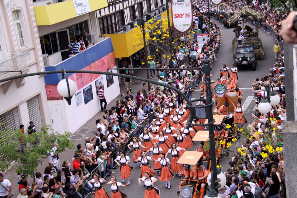 Último desfile da Oktoberfest altera o trânsito neste sábado, dia 20