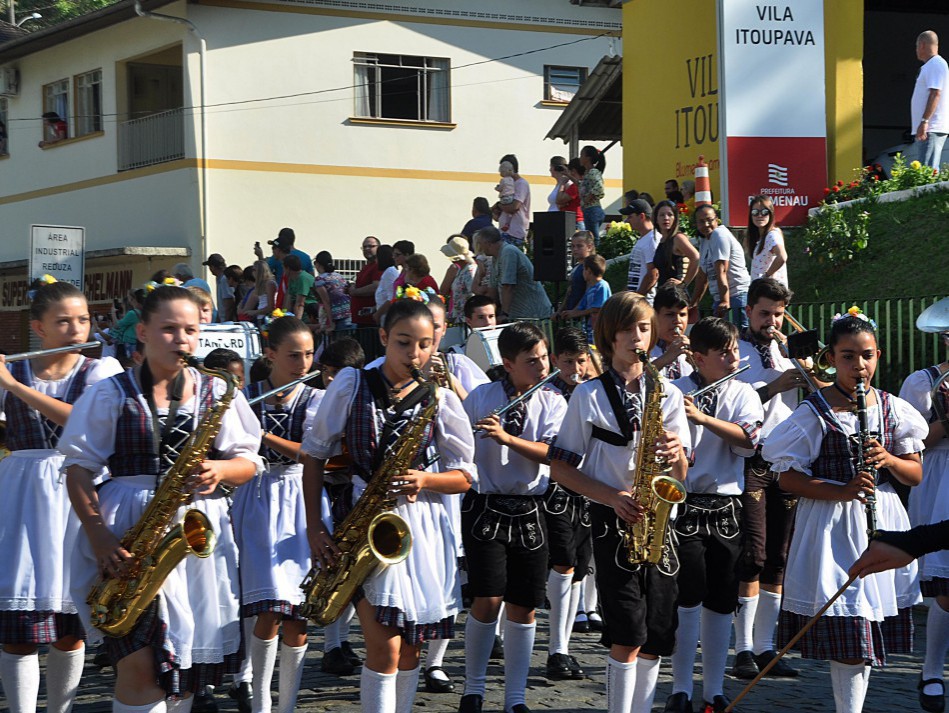 Desfile da Oktoberfest movimenta Vila Itoupava domingo