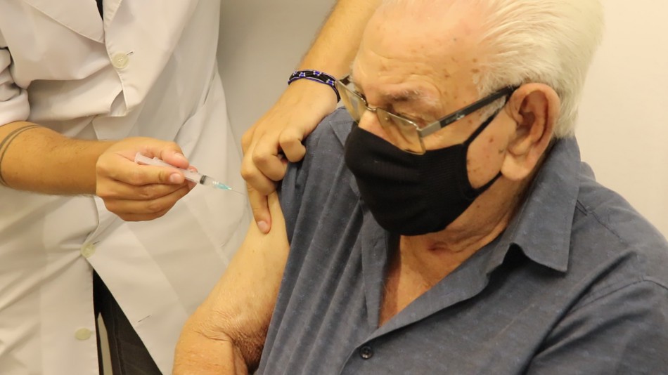 Blumenau disponibiliza mais vagas para agendamento da vacina contra o Coronavírus para idosos com 90+