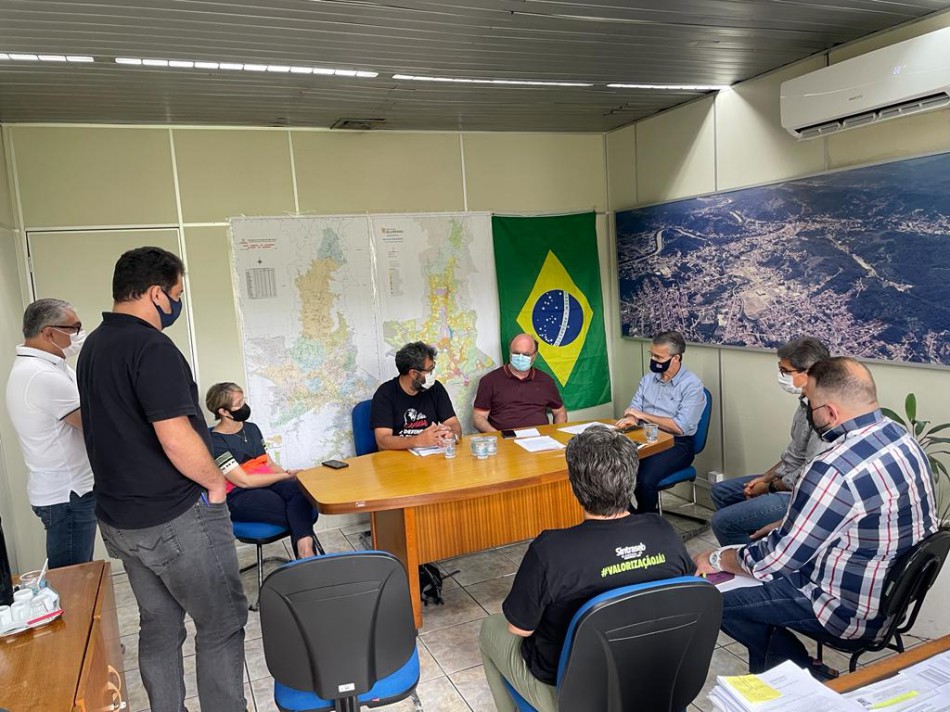 Prefeito Mário conversa com representantes dos servidores municipais