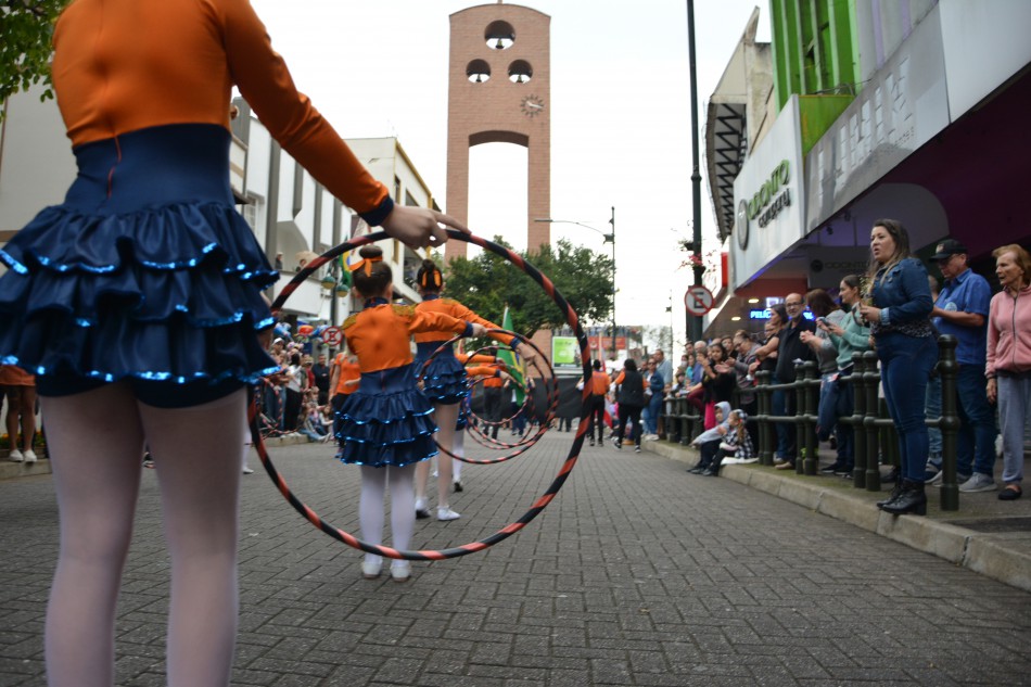 Após dois anos, desfile de aniversário volta a colorir a Rua 15