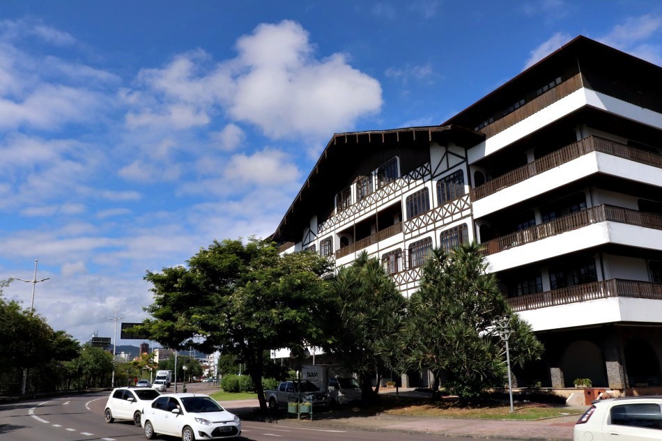 Blumenau comemora 172 anos com solenidades e desfile