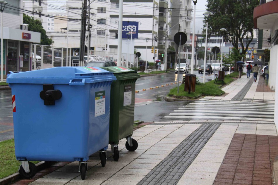 Containers do Samae são devolvidos aos locais originais à medida que o nível do rio diminui