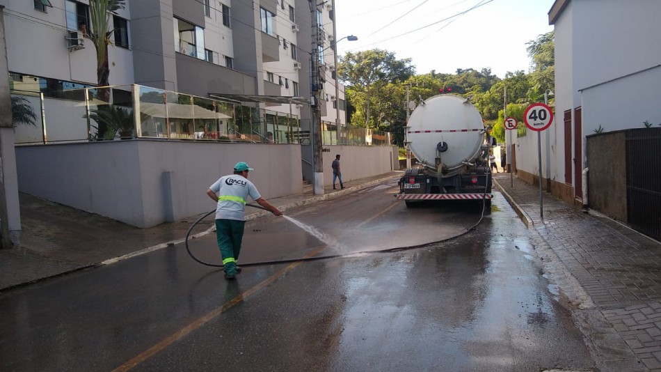 Com o declínio do nível do rio município trabalha na limpeza urbana da cidade